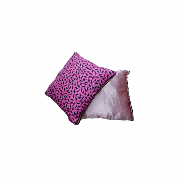 Coussin rose à motif – Image 2